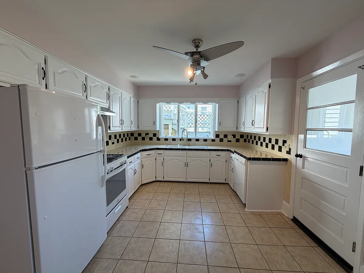 Photo 2 of 15 - 252 S Main St #1 - Pittston, PA Building Photo - 252 S Main St #1