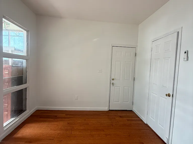1433 Saint Lawrence Ave — Photo 9
