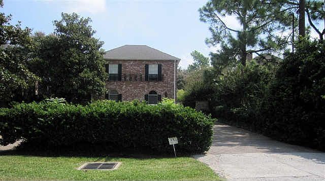 1st image of 4 E Broad Oaks Dr