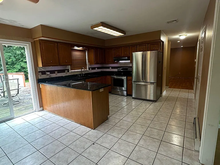 44 Clinton Dr — Photo 4