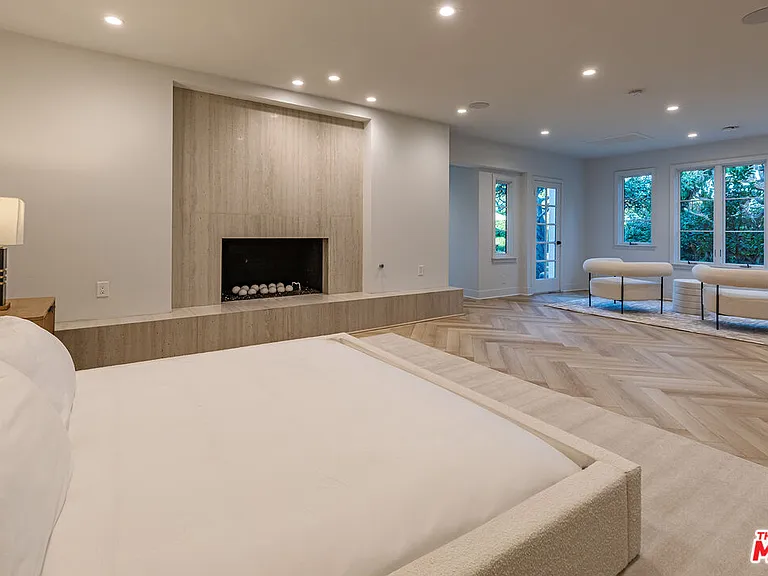 702 N Beverly Dr — Photo 41