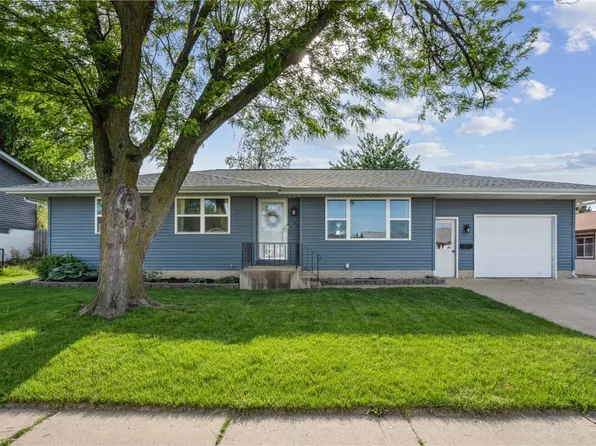 135 31st St NW, Cedar Rapids, IA 52405