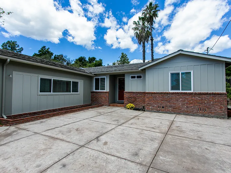 733 Circle Dr — Photo 2