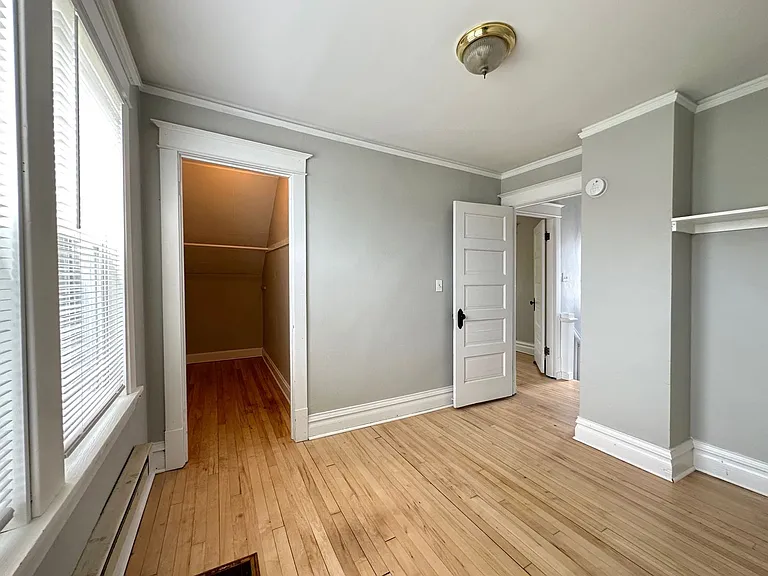 622 E 8th St — Photo 11