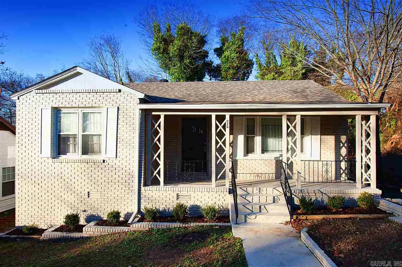 3 bed, 1.0 bath, 1229 sqft, $1,050 — Photo 1