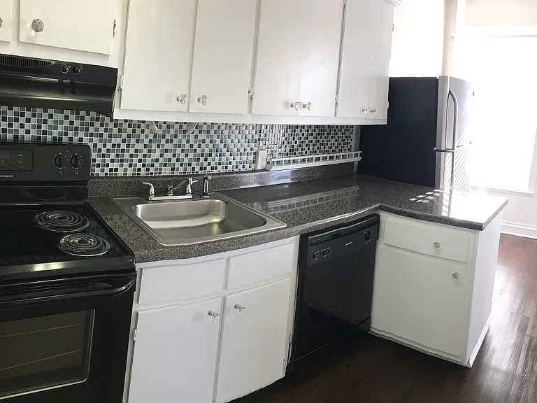 LaSalle Apartments — Photo 23