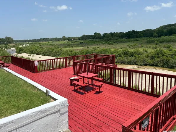 272 N Lakeshore Dr, Bandera, TX 78003