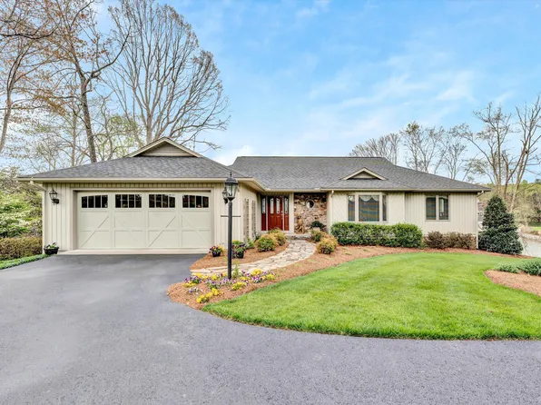 40 Bay View Cir, Penhook, VA 24137