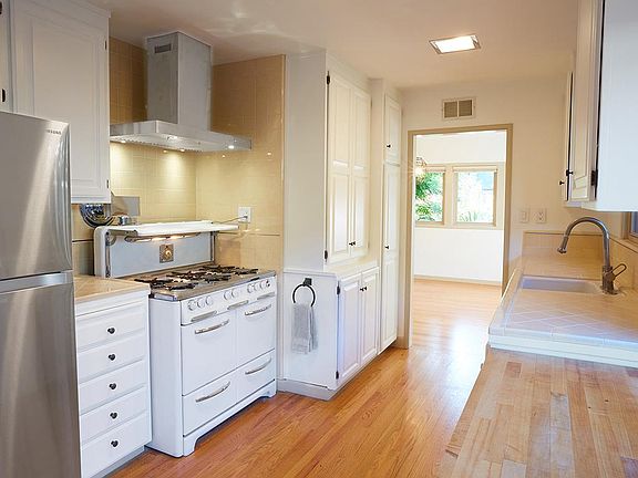 5th image of 60 Eliseo Dr