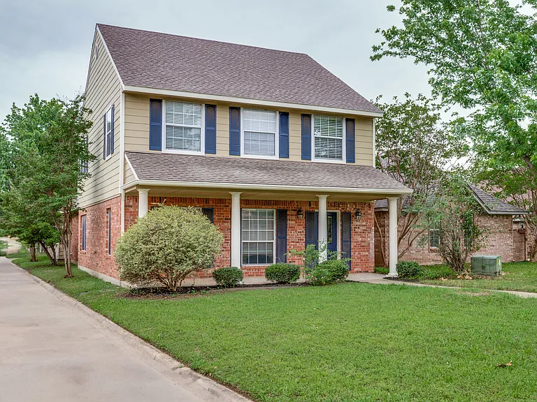 1156 Bent Oaks Dr — Photo 2