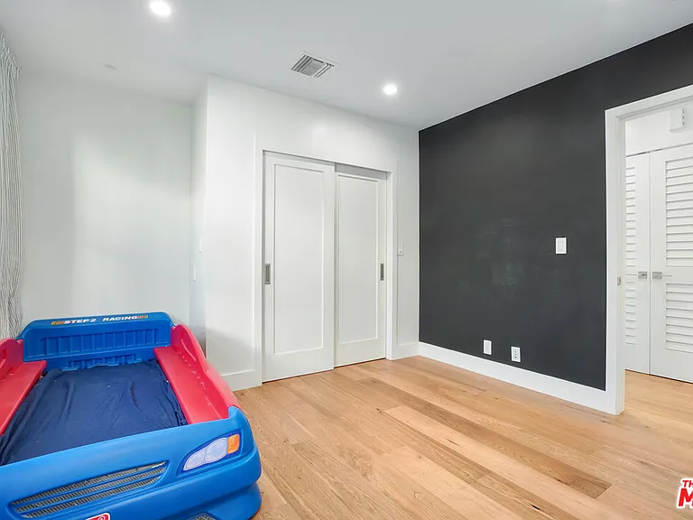 564 N Arden Blvd — Photo 23