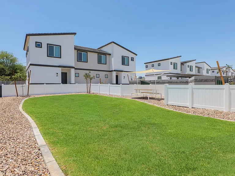 Corsica Villas at Euclid Avenue — Photo 15