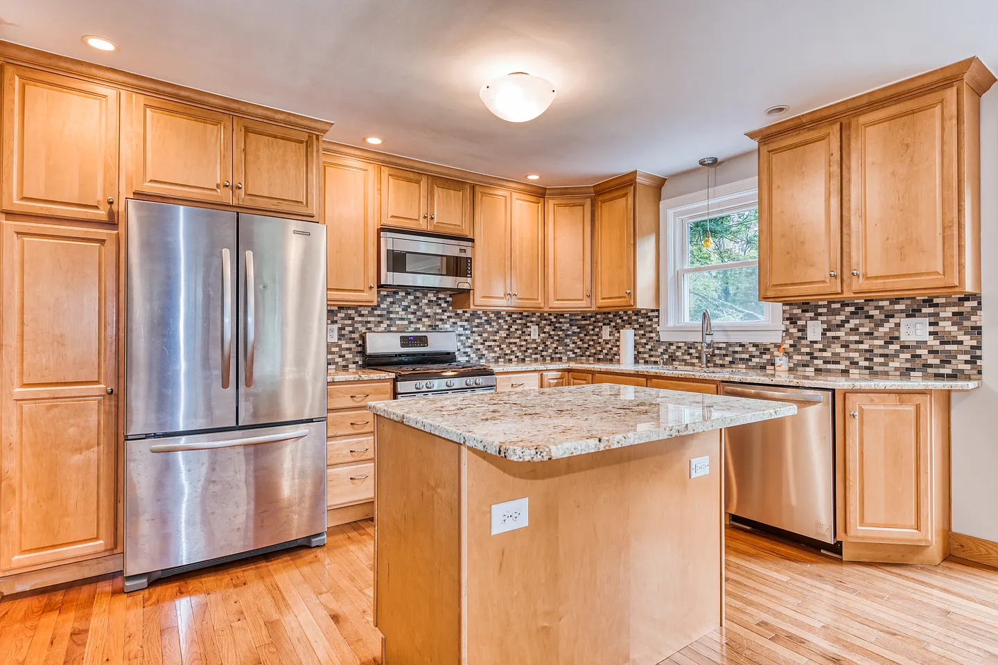 3 bed, 1.5 bath, 1268 sqft, $3,500 — Photo 2