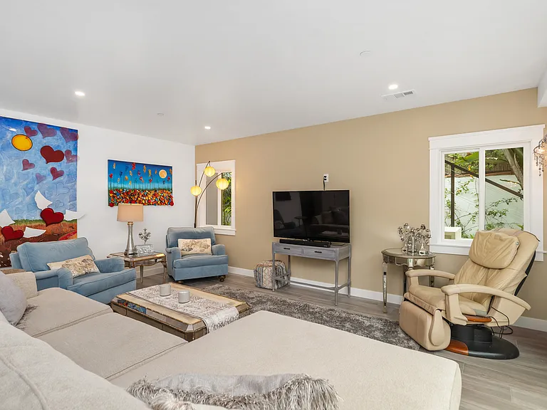 142 W Avenida Cadiz — Photo 2