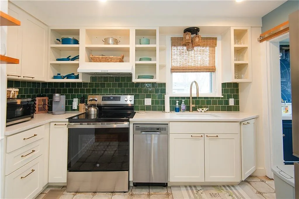 2 bed, 1.5 bath, 913 sqft, $8,000 — Photo 4