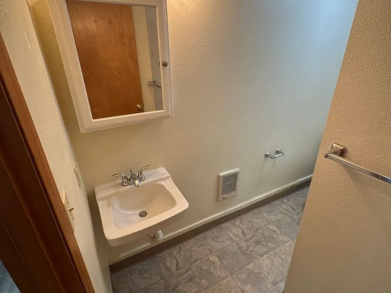 468 - 820 SW Grove Street — Photo 7