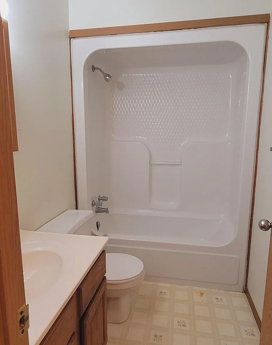 3 bed, 1.5 bath, 2150 sqft, $975 — Photo 1