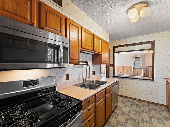 5th image of 206 E 9th St