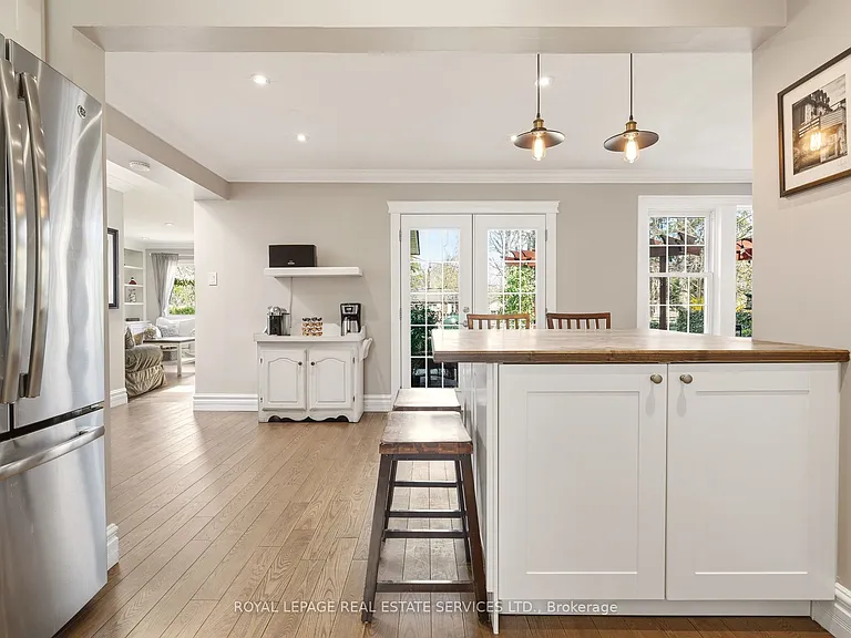 145 Suffolk Ave — Photo 15
