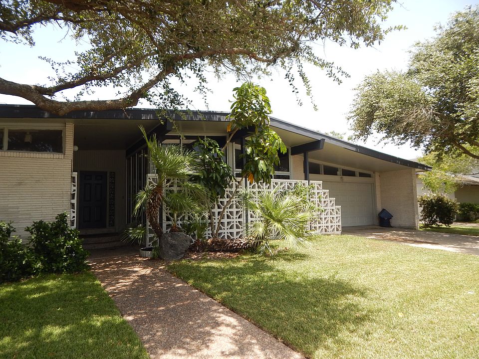 1st image of 214 Poenisch Dr