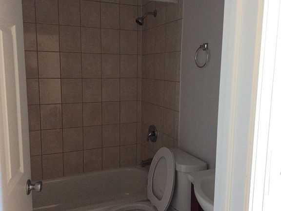 5th image of 1512 W Erie St #3