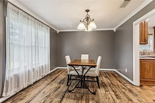 3 bed, 2.0 bath, 1970 sqft, $2,200 — Photo 3