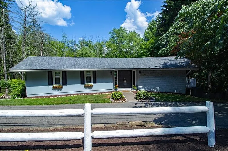 Tanglewood Dr photo 1