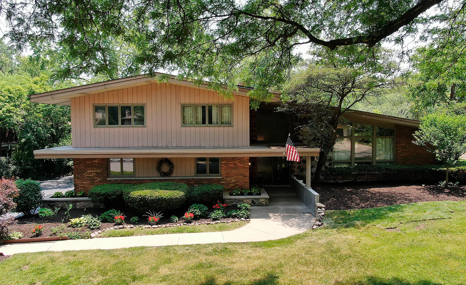 2922 Scott Cres photo 1