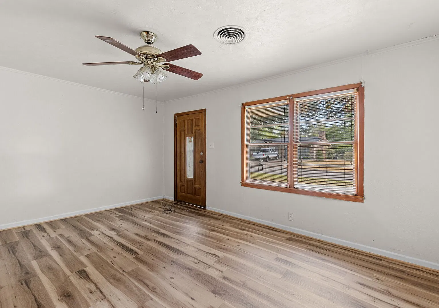 3 Bed 2 Bath For Lease! — Photo 2