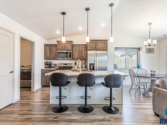 4th image of 310 Ceylon Ave