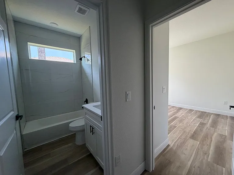 1852 W Quaker Ln — Photo 33