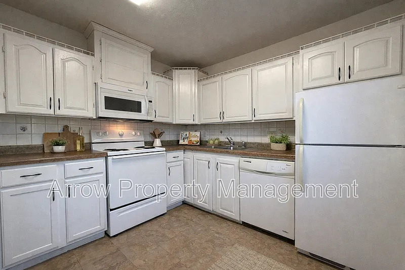 2 bed, 1.0 bath, 743 sqft, $895 — Photo 3