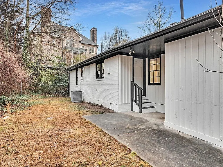 1253 Dunwoody Ln — Photo 4