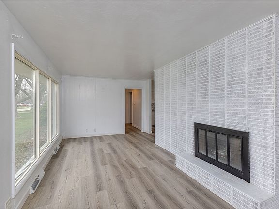2nd image of 118 Redwood Dr