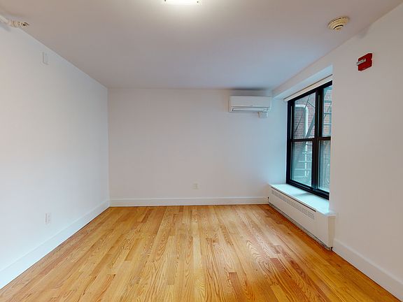 4th image of 10 W 65th St #1H