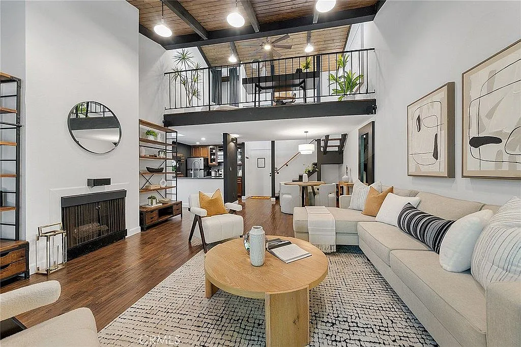 2 bed, 1050 sqft, $3,850 — Photo 1