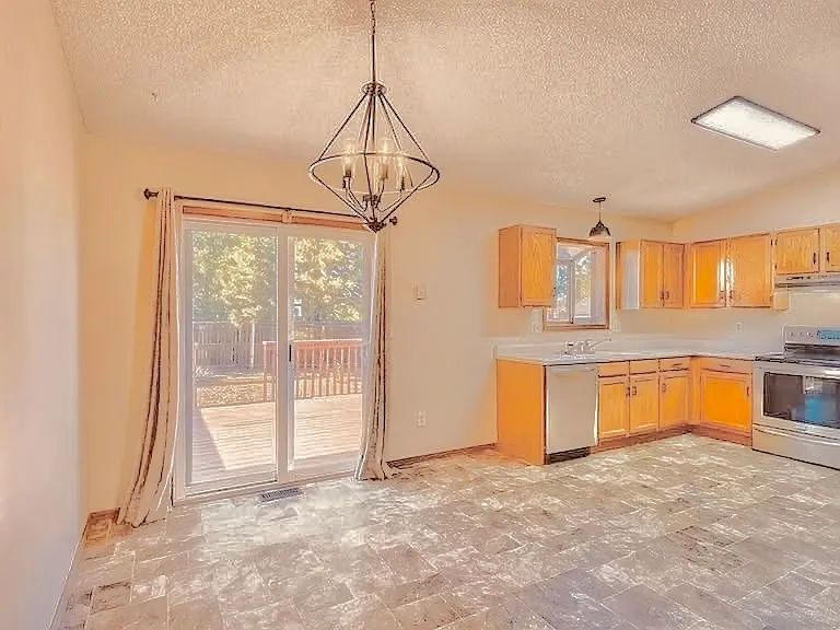 3 bed, 2.5 bath, 2138 sqft, $2,400 — Photo 4
