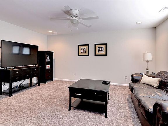 5th image of 3966 Prospect St
