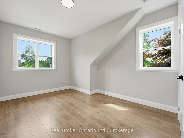 58 Rosslyn Ave N #2 — Photo 16