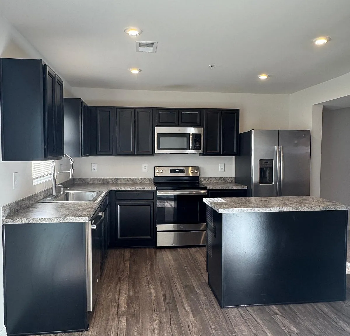 3 bed, 2.5 bath, 1220 sqft, $2,100 — Photo 1