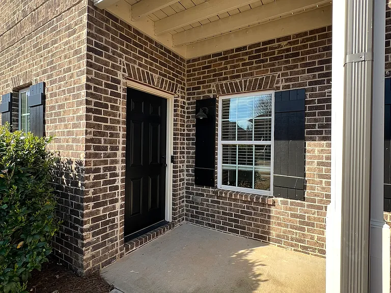 1071 Middleton Ln — Photo 2
