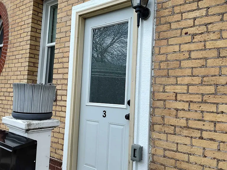 211 Oak St S #3 — Photo 3