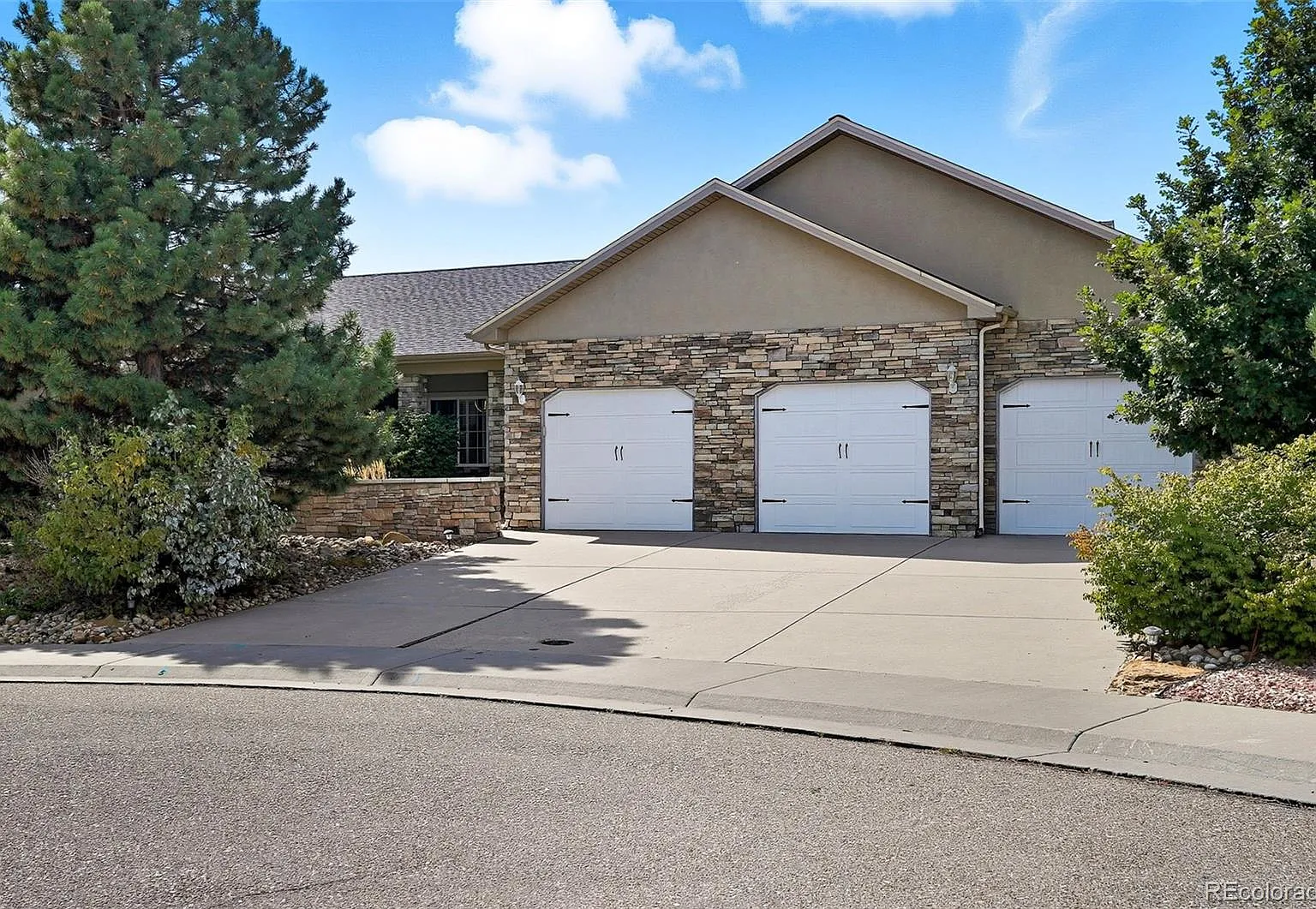 5 bed, 4.0 bath, 4740 sqft, $4,500 — Photo 2