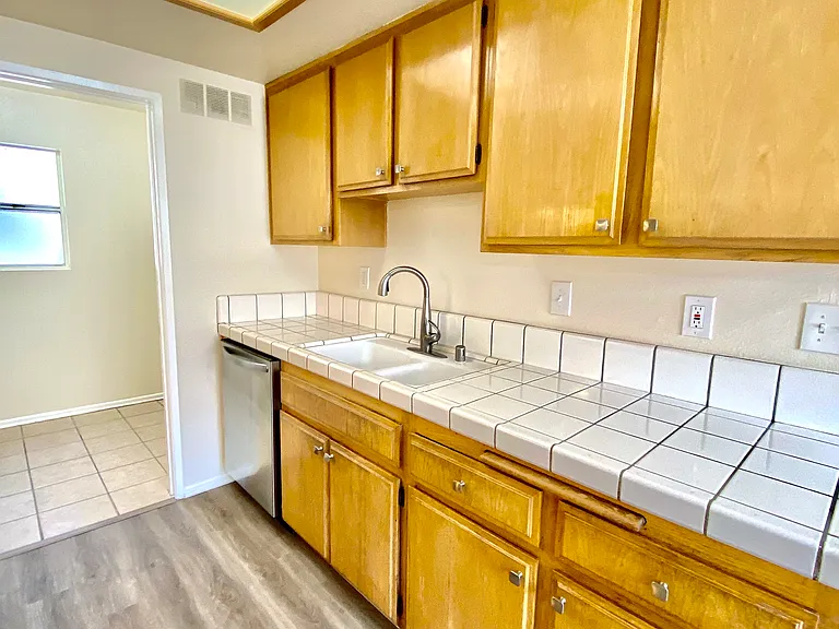 553 W 22nd St #2 — Photo 8