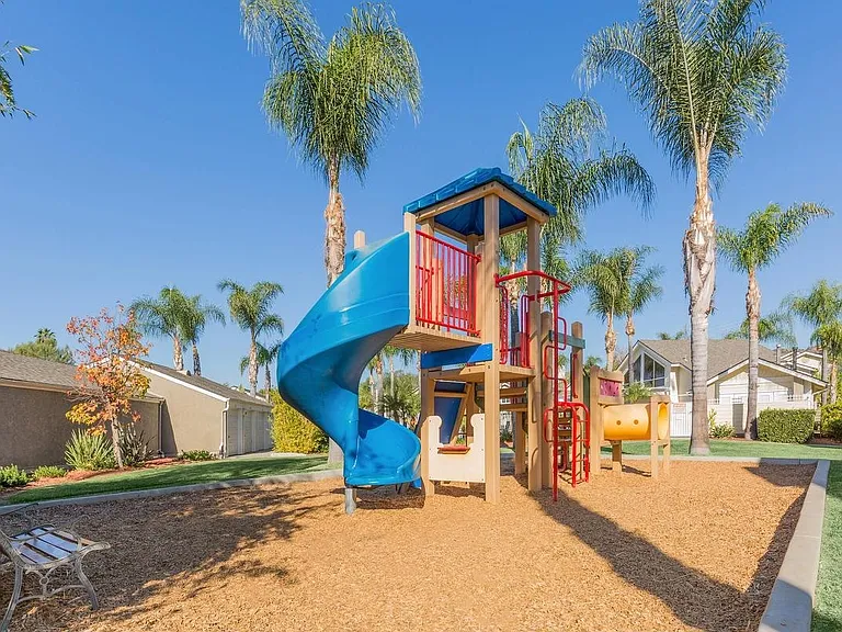 Citrus Court Apartments — Photo 24