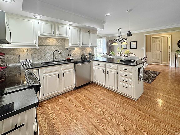5th image of 2820 Woodside Ct