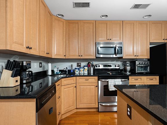 5th image of 6 S Strawberry St APT 10