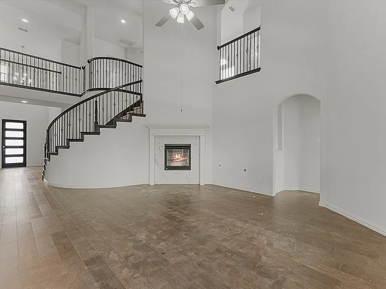 1600 Lake Grove Dr — Photo 3
