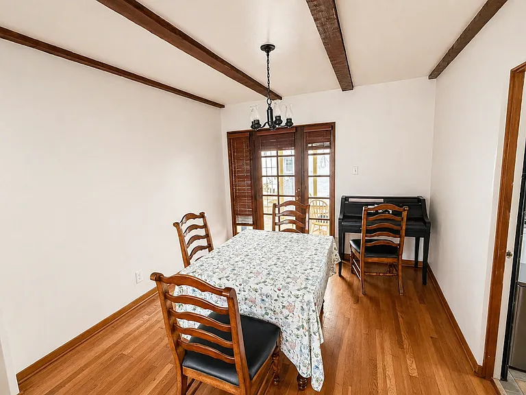324 Mansion Ave — Photo 5