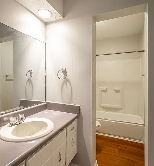 2414 Lyndon Ave — Photo 15
